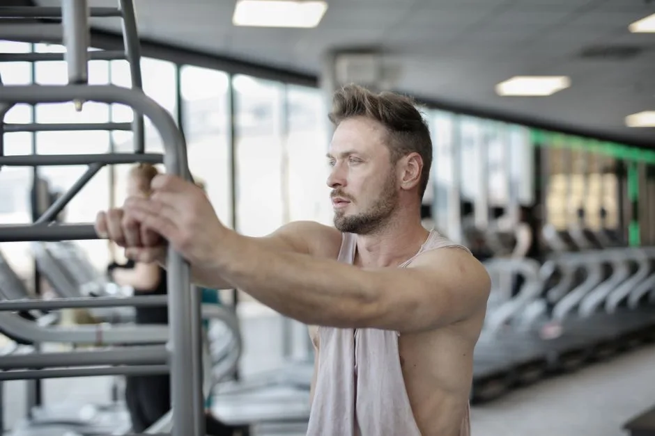 Shilajit und Testosteron: Was die Forschung wirklich zeigt 3 Mann beim Training als Symbol für Testosteron und Vitalität